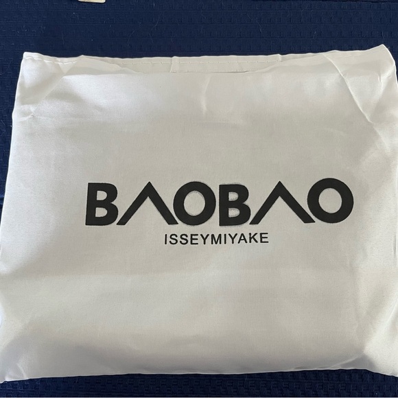 BAOBAO Issey Miyake black patent and gunmetal purse, removable strap.like new! - Picture 4 of 8